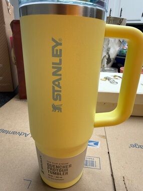 Stanley Yellow Insulated Quencher Tumbler with Handle 30oz New-no box